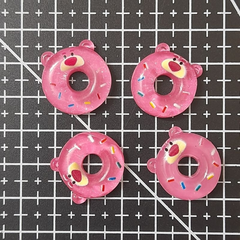 Set 4 charm gấu dâu lotso kèm keo