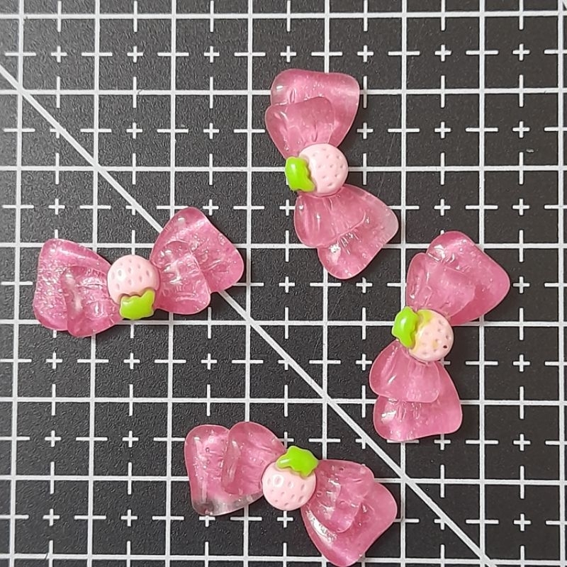 Set 4 charm gấu dâu lotso kèm keo
