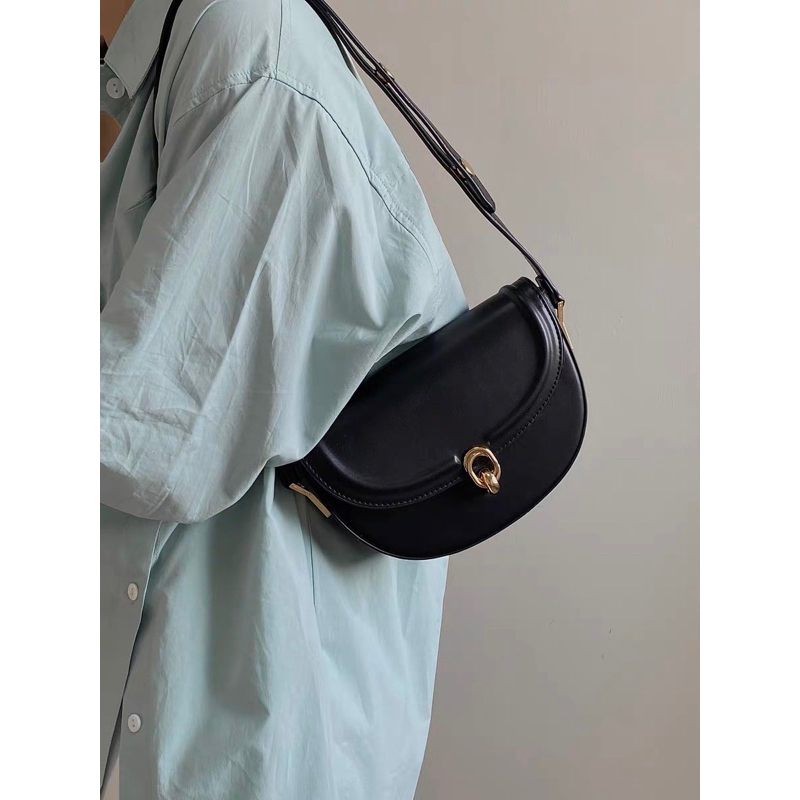 Túi đeo chéo túi kẹp nách form cứng hình bán nguyệt khóa màu vàng phong cách Hàn Quốc 19102301