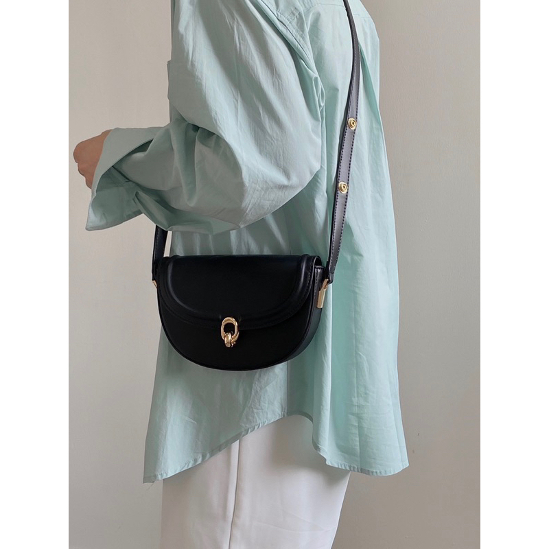 Túi đeo chéo túi kẹp nách form cứng hình bán nguyệt khóa màu vàng phong cách Hàn Quốc 19102301