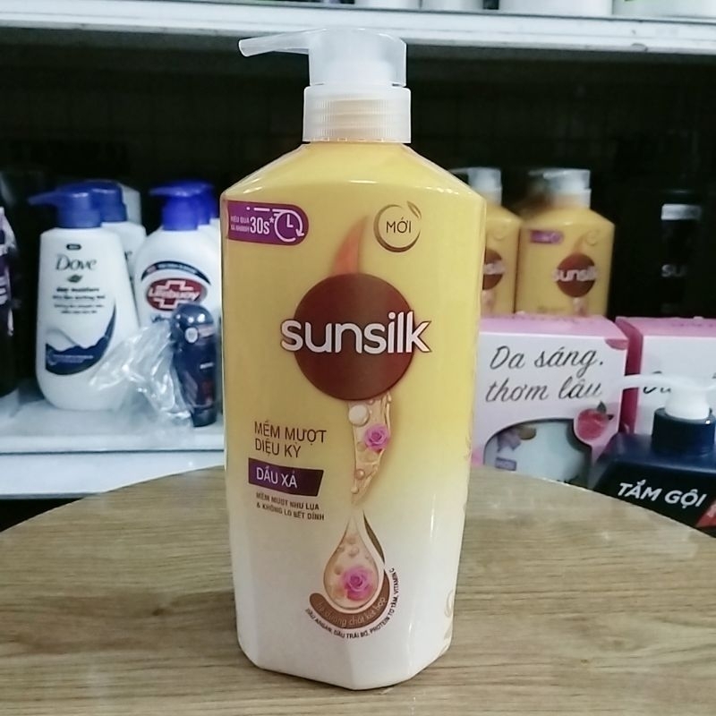 Dầu xả Sunsilk 640g giúp mượt tóc và thơm lâu hơn.