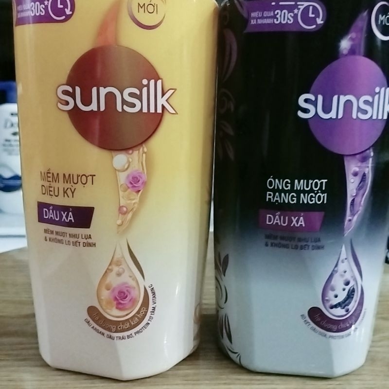 Dầu xả Sunsilk 640g giúp mượt tóc và thơm lâu hơn.