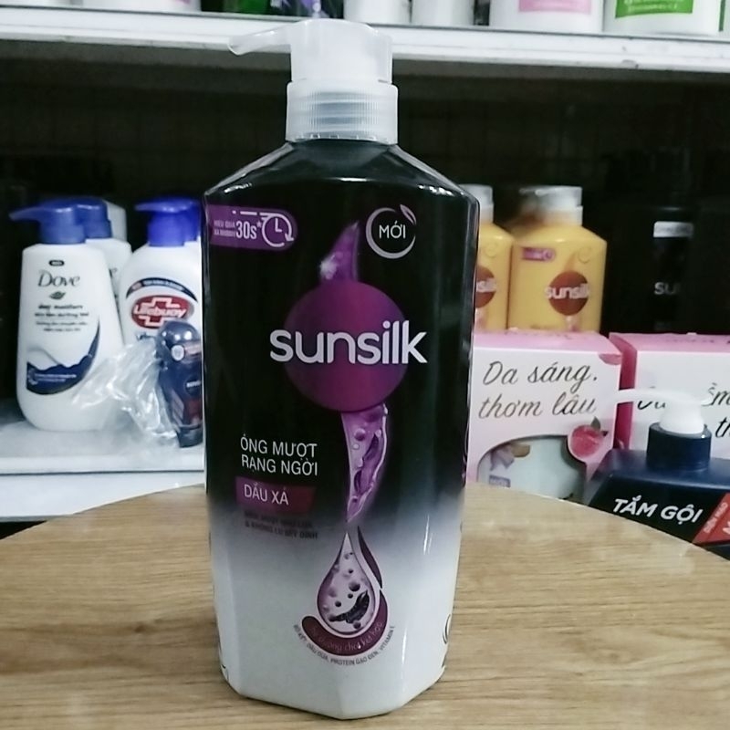 Dầu xả Sunsilk 640g giúp mượt tóc và thơm lâu hơn.
