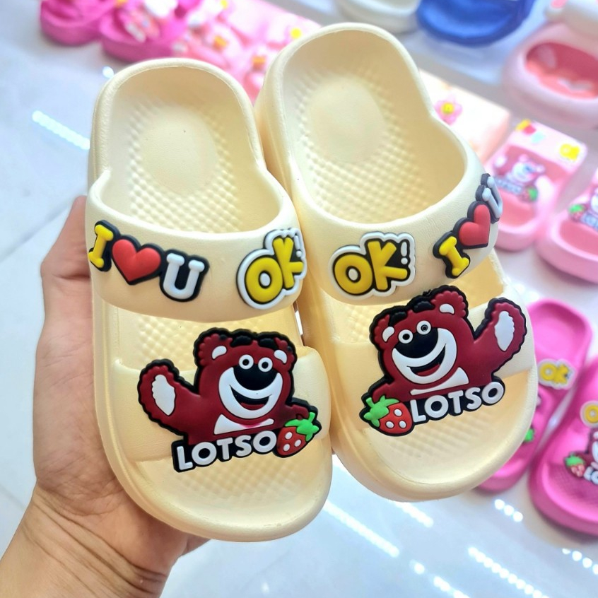 Dép bánh mì 2 quai cho bé gái hình gấu dâu siêu đẹp êm chân bé đế cao 3,5cm siêu nhẹ mềm