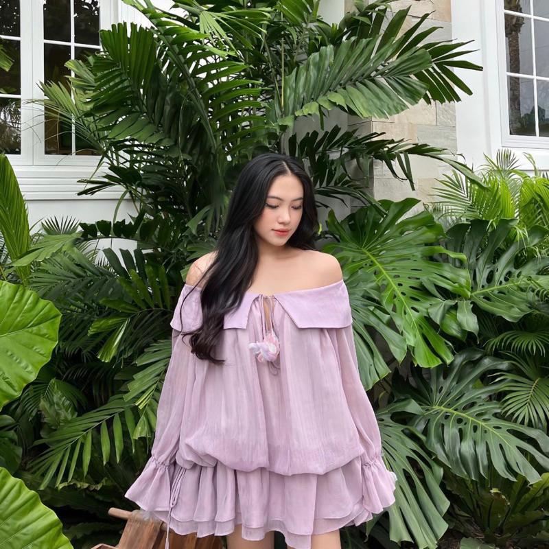 Đầm ngắn trễ vai tay dài có bo chun ở eo và ngực | Lace Mini Dress