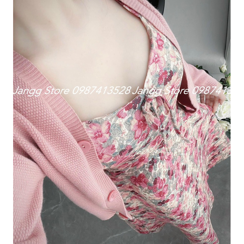 Áo carigan len hồng mix váy maxi hoa nhí cùng tông