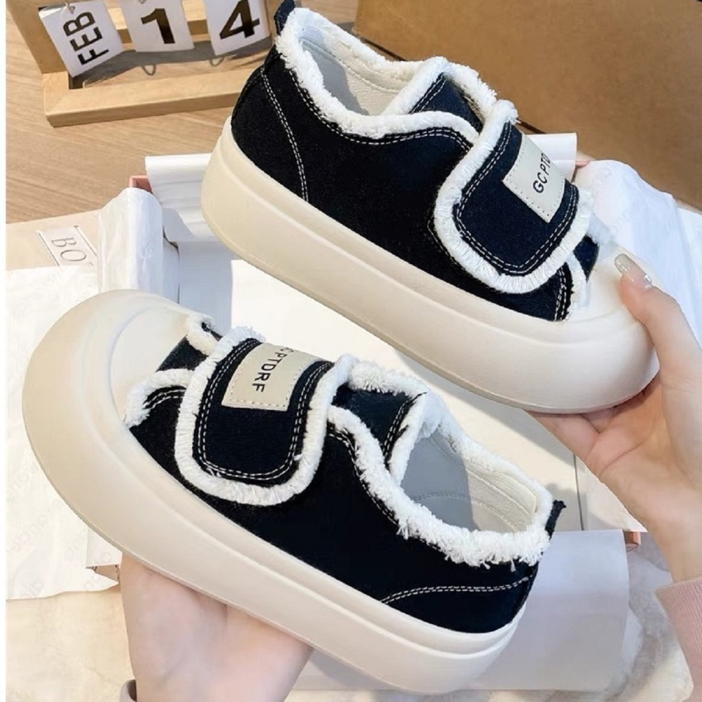Giày nữ quai dán tua rua chất liệu canvas đế cao 5cm