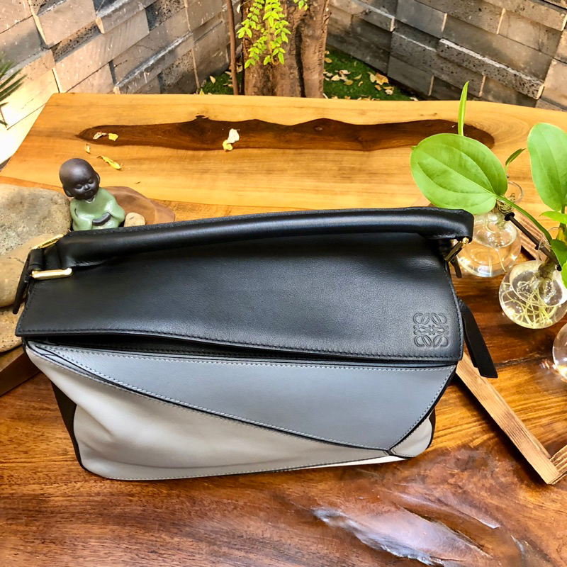 •Túi Loe.we 3 màu siêu hot khoá ykk -  đã qua sử dụng -Vui lòng đọc kỹ mô tả ạ•