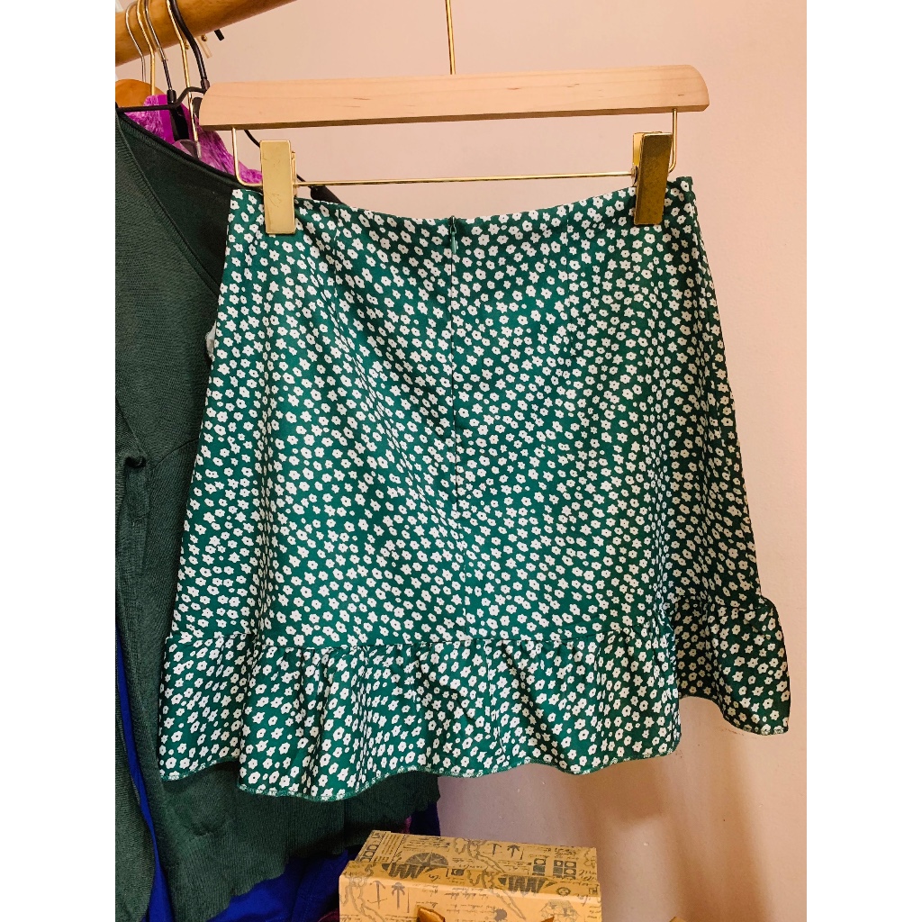 Váy xanh hoa trắng bèo dún chân váy hiệu SHEIN