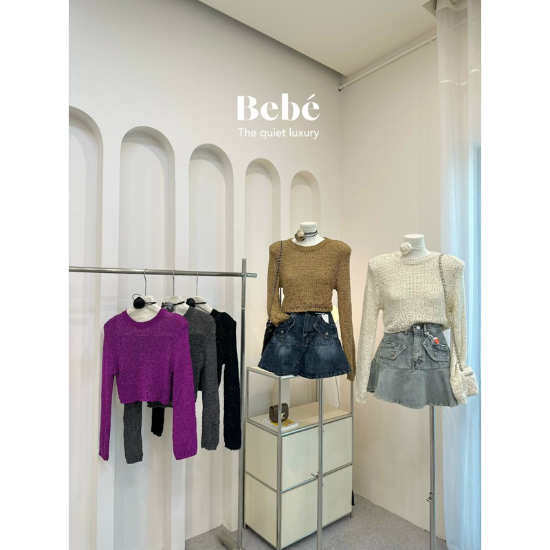 Áo len kèm chocker bông hoa có đệm vai