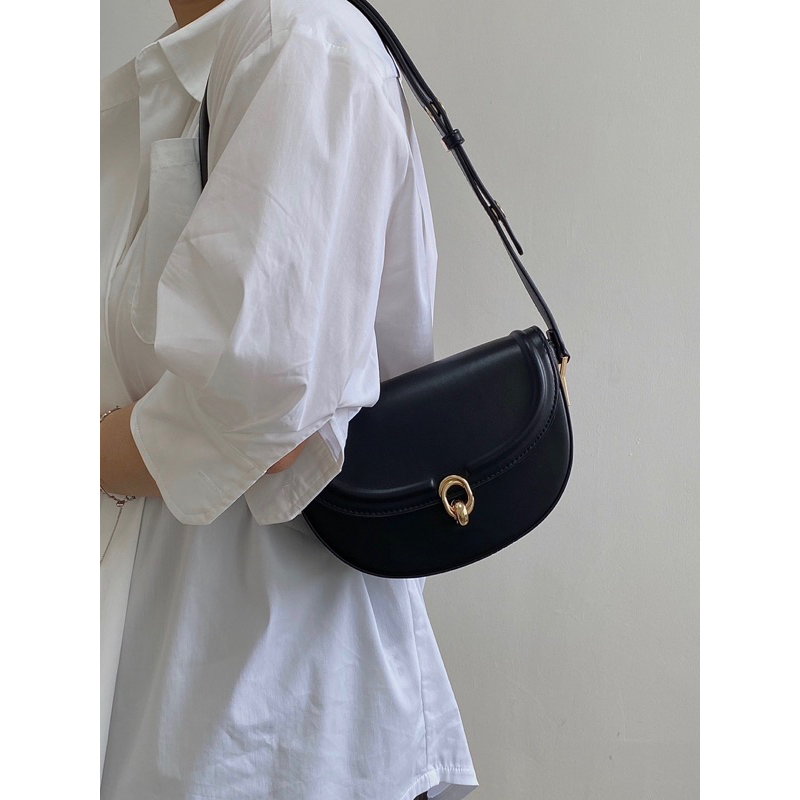 Túi đeo chéo túi kẹp nách form cứng hình bán nguyệt khóa màu vàng phong cách Hàn Quốc 19102301