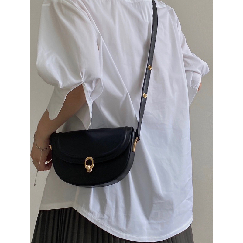 Túi đeo chéo túi kẹp nách form cứng hình bán nguyệt khóa màu vàng phong cách Hàn Quốc 19102301