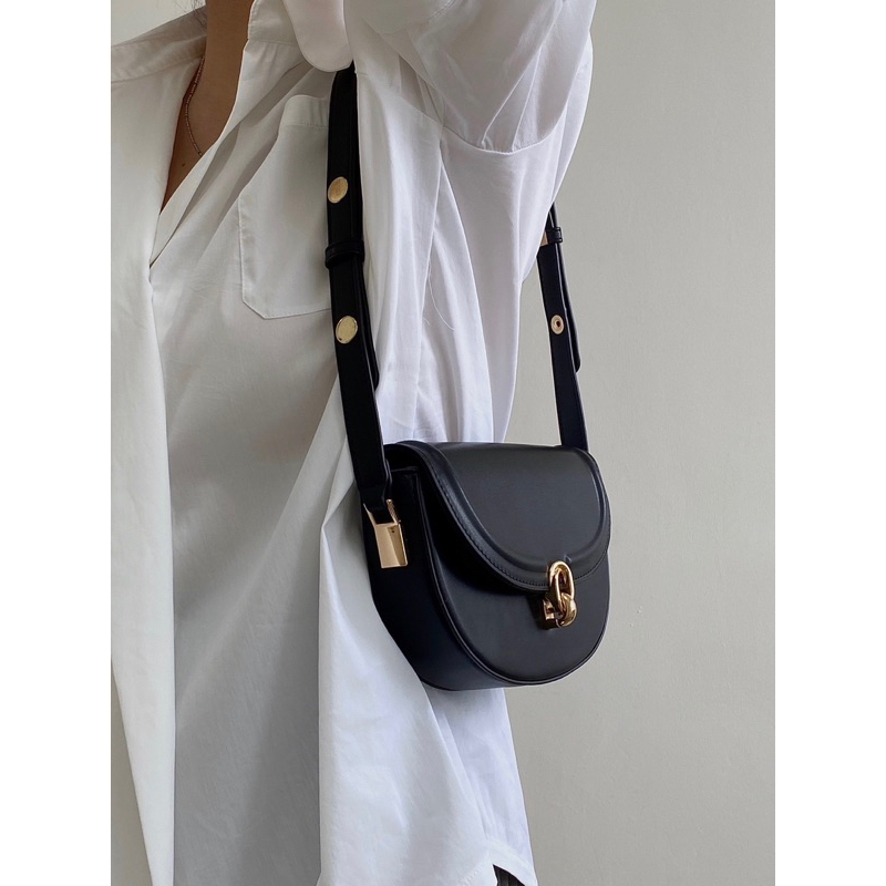 Túi đeo chéo túi kẹp nách form cứng hình bán nguyệt khóa màu vàng phong cách Hàn Quốc 19102301