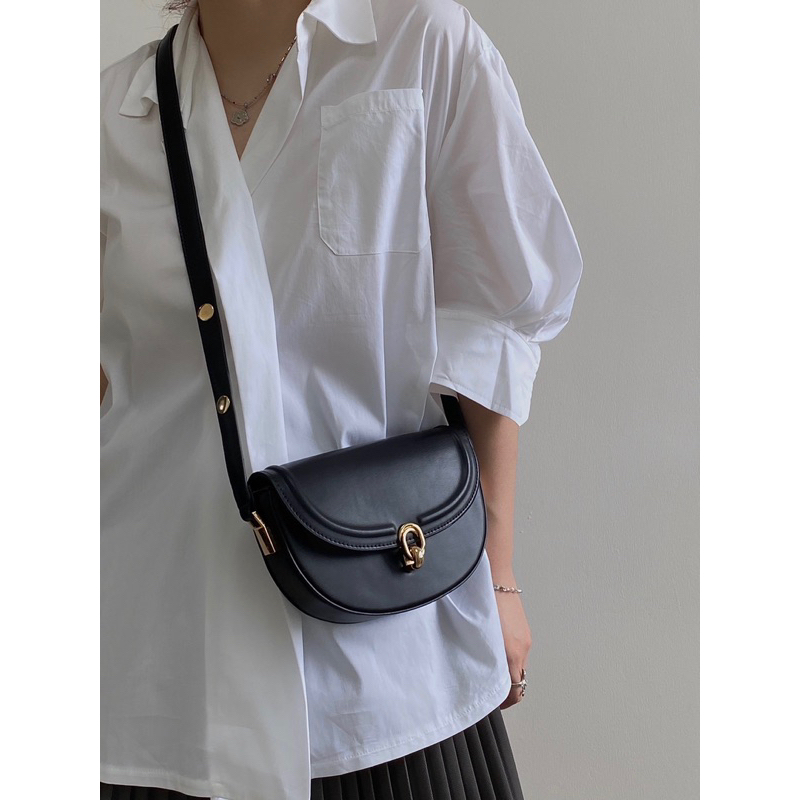 Túi đeo chéo túi kẹp nách form cứng hình bán nguyệt khóa màu vàng phong cách Hàn Quốc 19102301