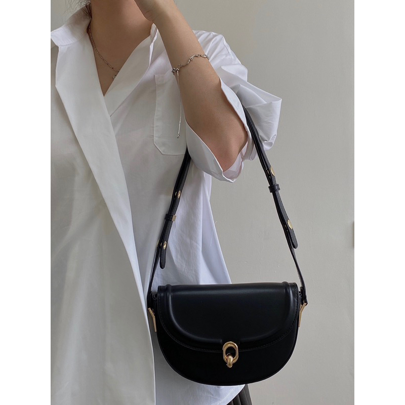 Túi đeo chéo túi kẹp nách form cứng hình bán nguyệt khóa màu vàng phong cách Hàn Quốc 19102301