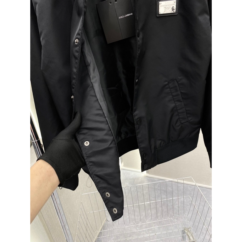 Khoác bomber DG đen trơn đơn giản mà đẹp logo mix ngực - khoác bomber cao cấp hot trend ss2023