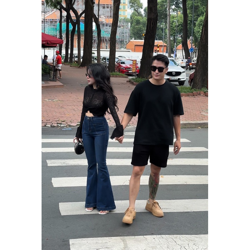 SET CHÂN VÁY DENIM ÁO REN TAY LOE XOẮN EO