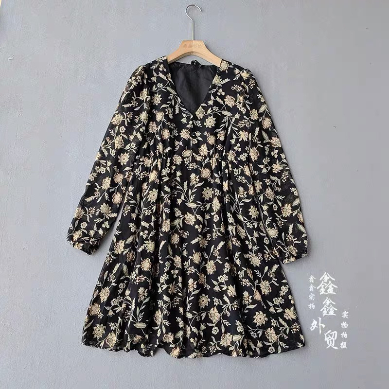 Đầm hoa đen dài tay dáng baby doll