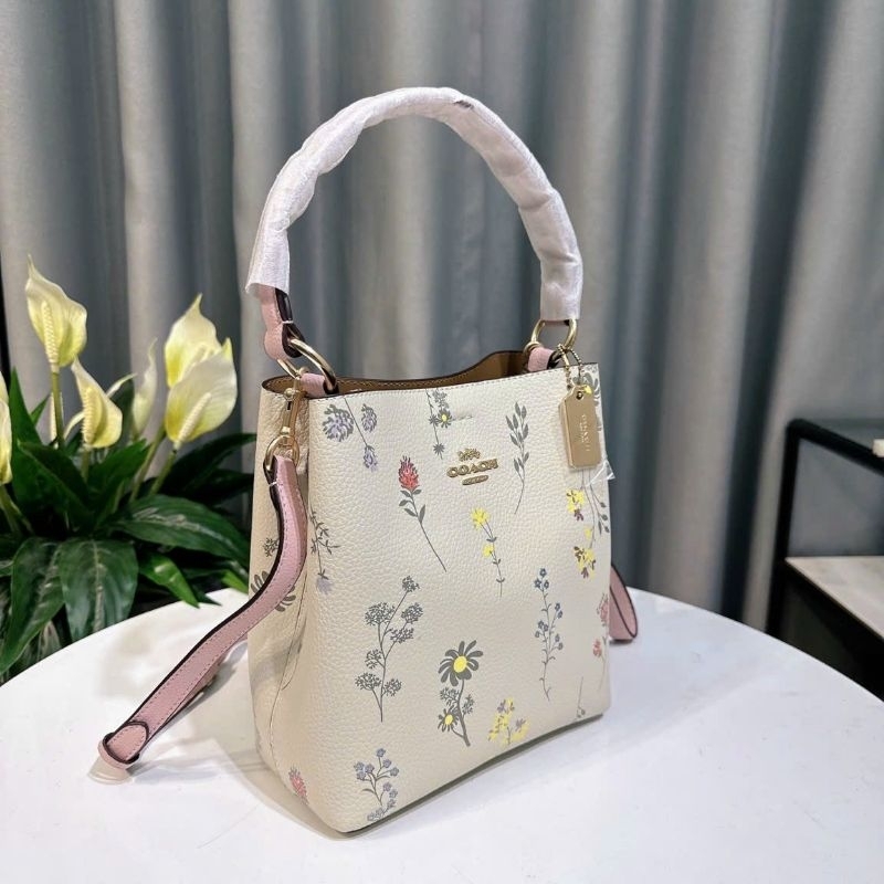 Túi Coach small town bucket with wildflowers✨mẫu coach bucket hoạ tiết hoa xinh xắn , trẻ trung