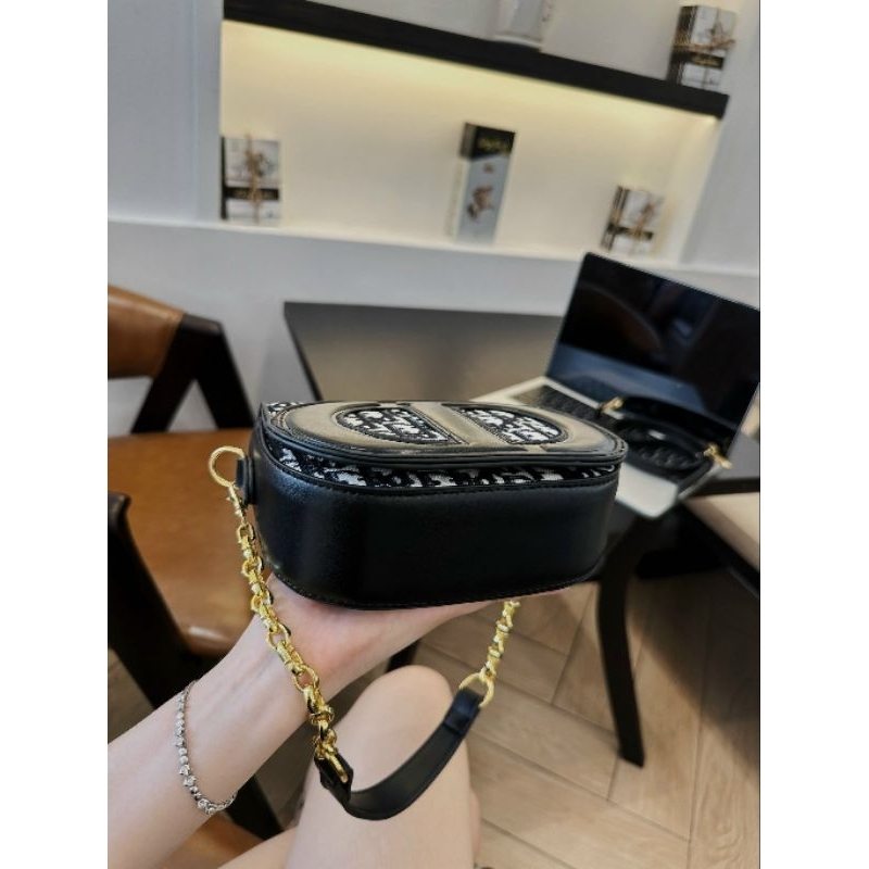 Túi đeo chéo kẹp nách CD dáng bầu signature xịn sò 18cm