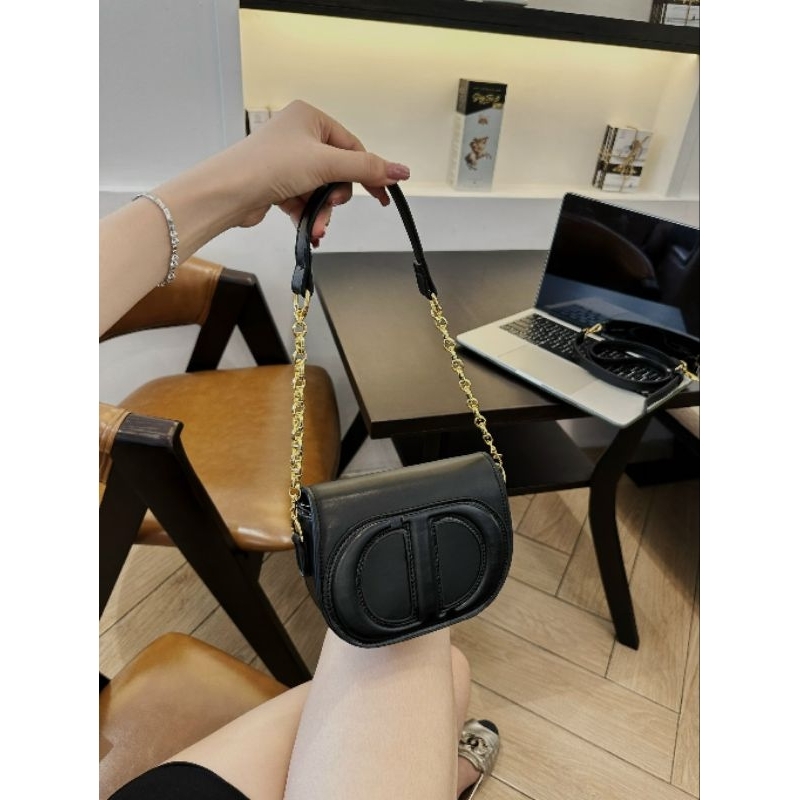 Túi đeo chéo kẹp nách CD dáng bầu signature xịn sò 18cm