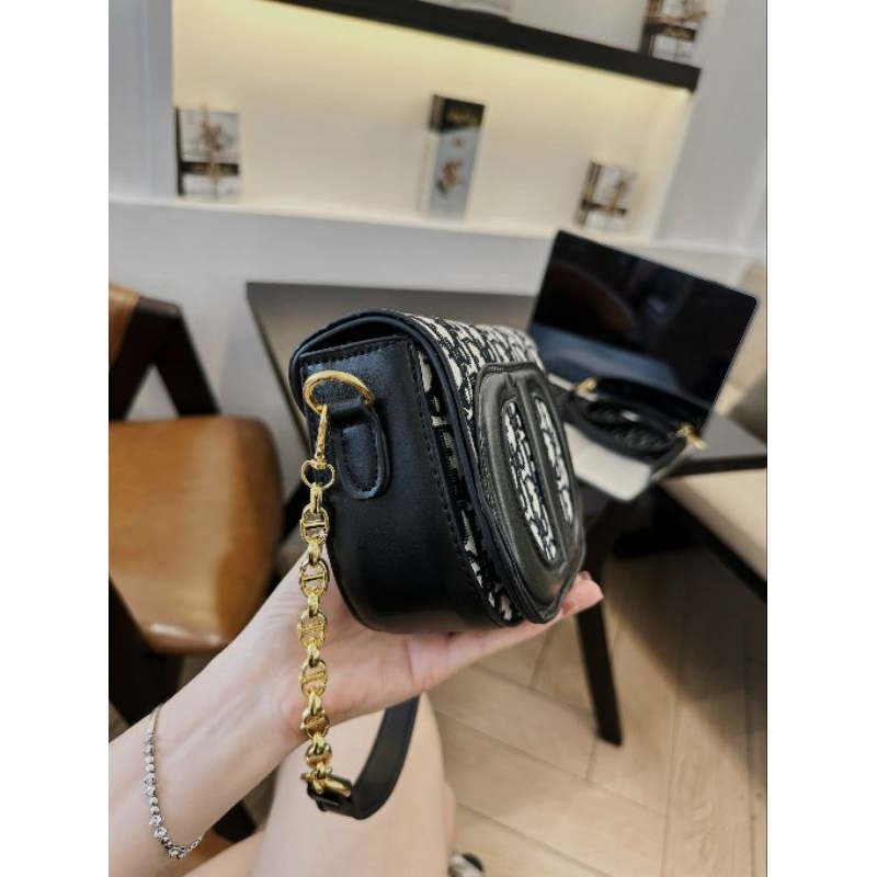 Túi đeo chéo kẹp nách CD dáng bầu signature xịn sò 18cm