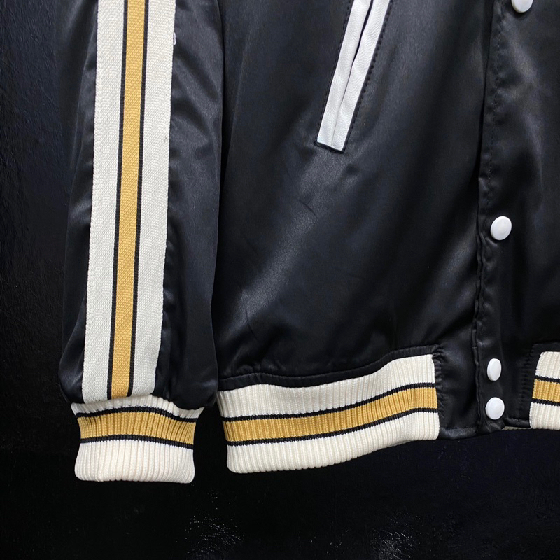 Áo Khoác Bomber Gió Nam Nữ G.C Thêu Ong Ngực Phối Sọc Nâu Be Viền Bo Ống 2 Lớp Cúc Bấm Siêu Cấp Cho Các Boy Phố Đi Chơi