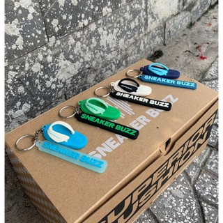 - Móc khóa hình dép Sneaker Buzz