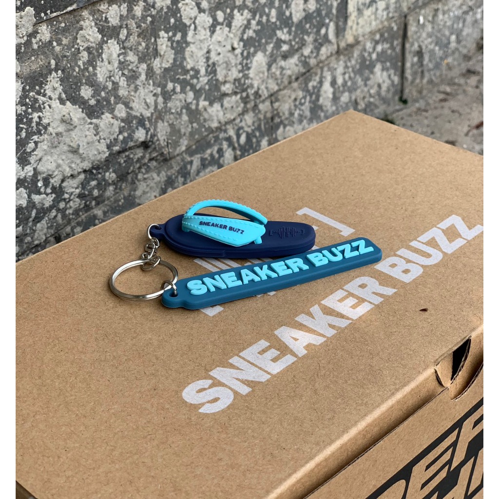 - Móc khóa hình dép Sneaker Buzz