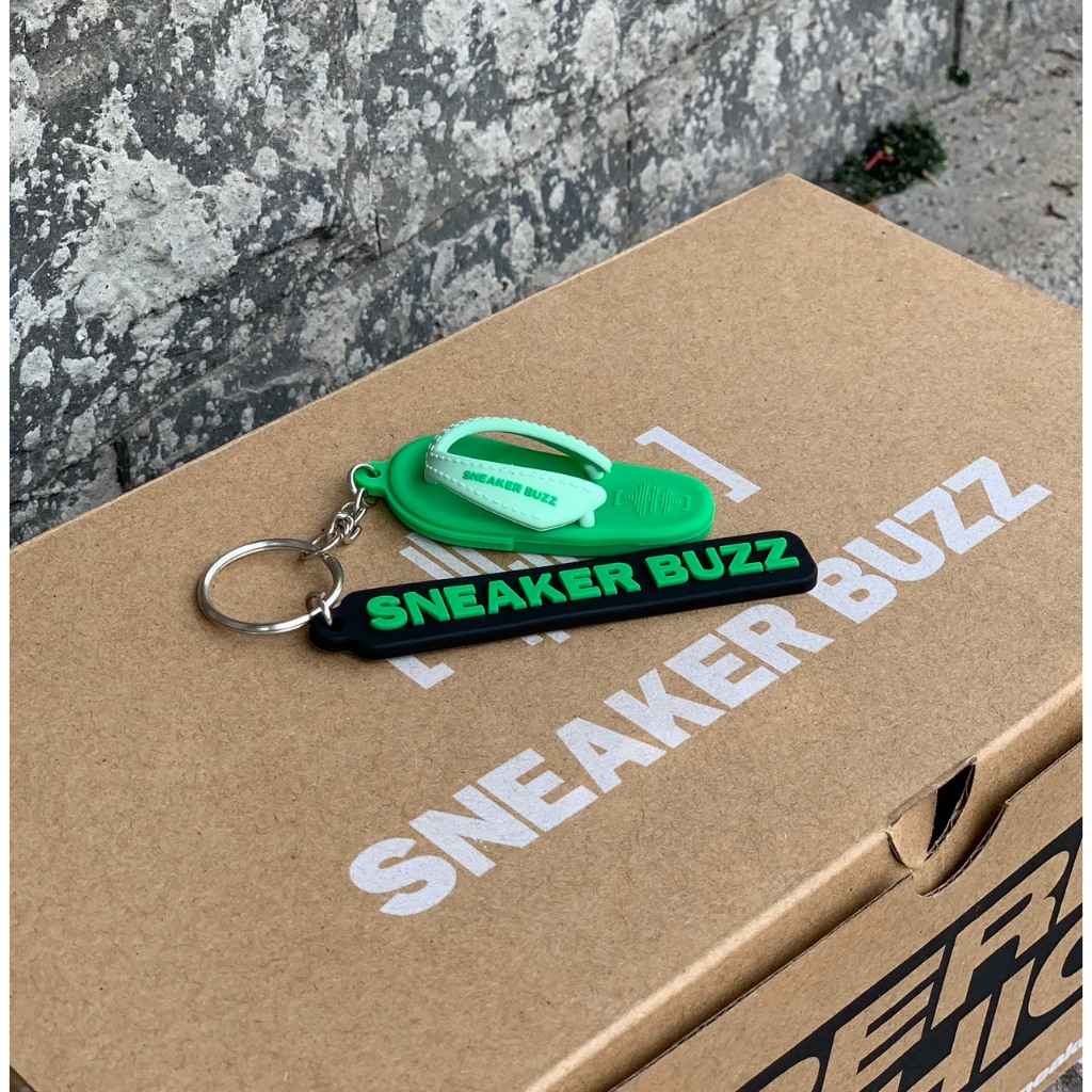 - Móc khóa hình dép Sneaker Buzz