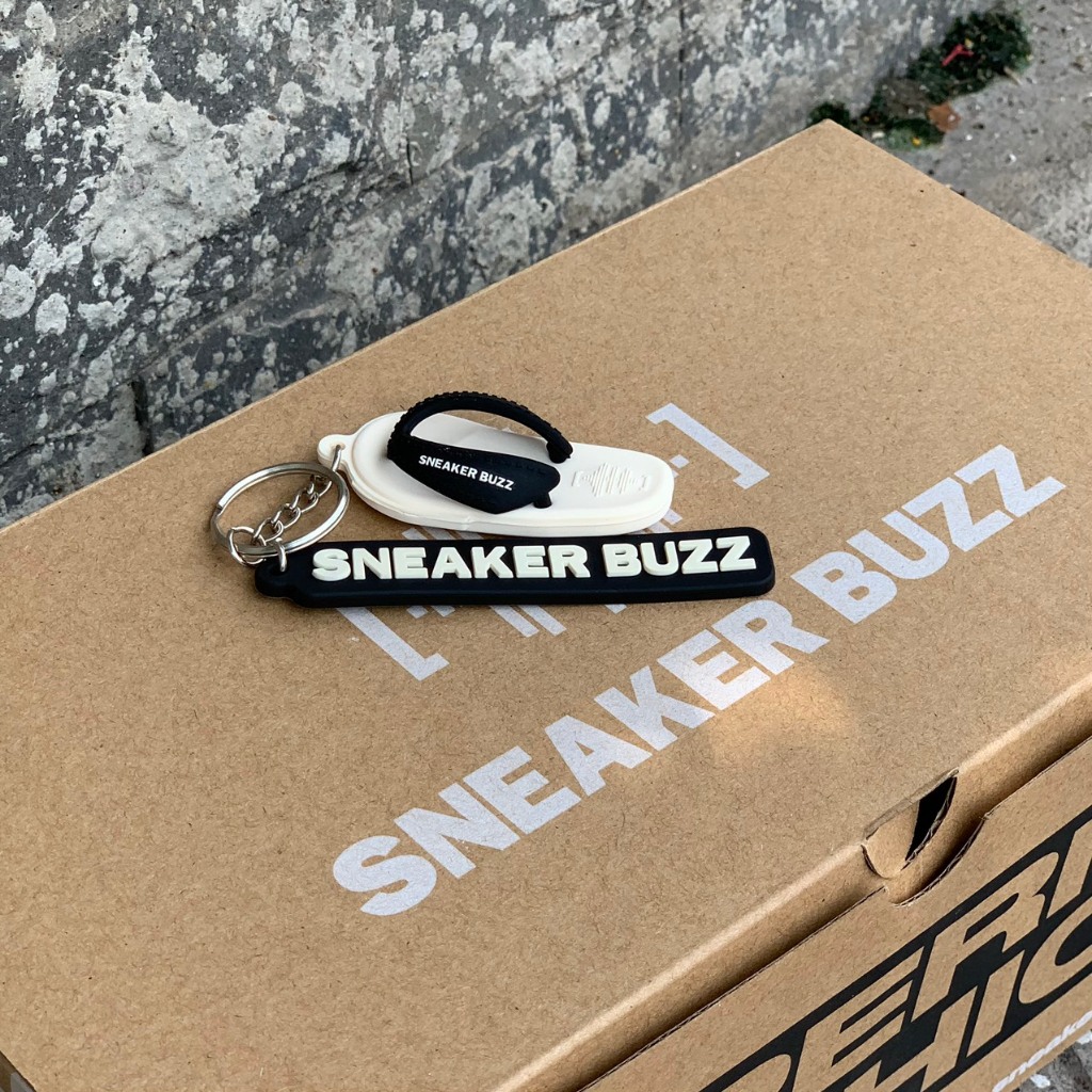 - Móc khóa hình dép Sneaker Buzz