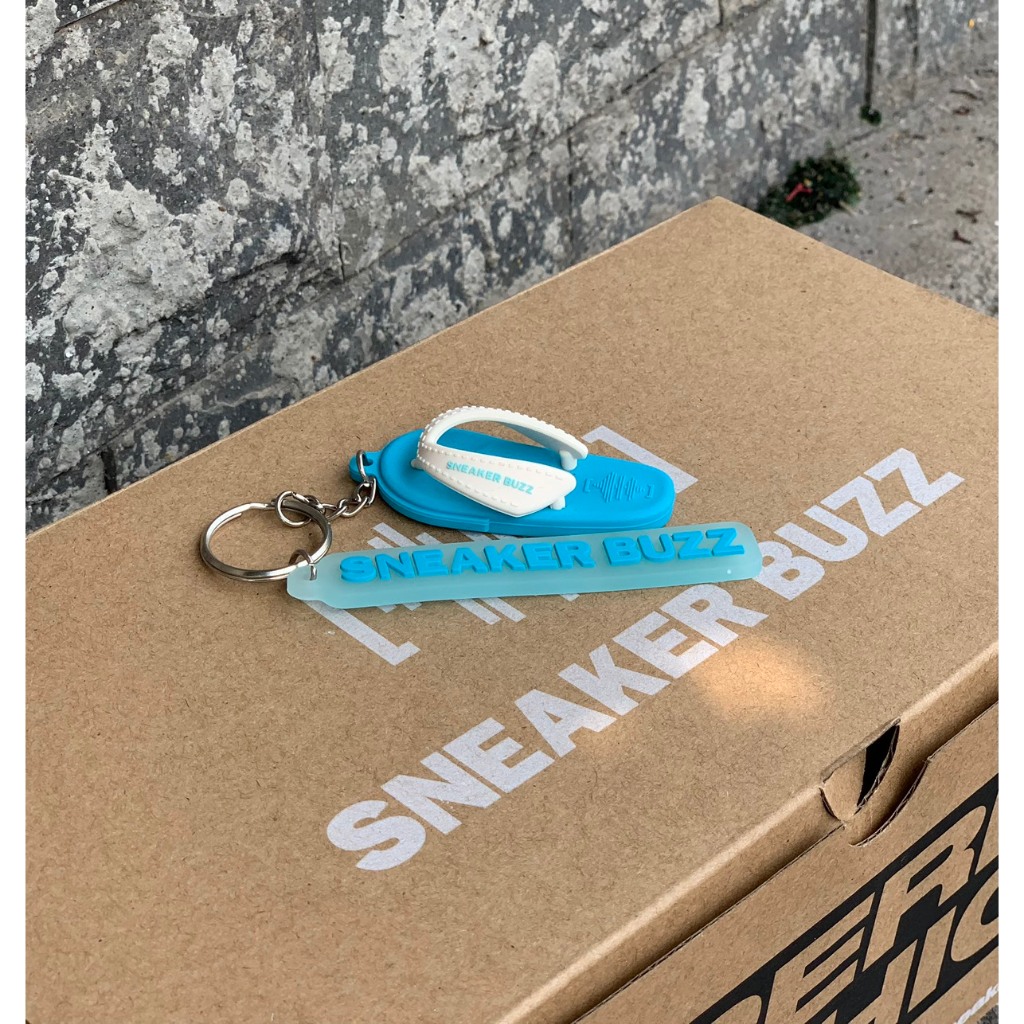 - Móc khóa hình dép Sneaker Buzz
