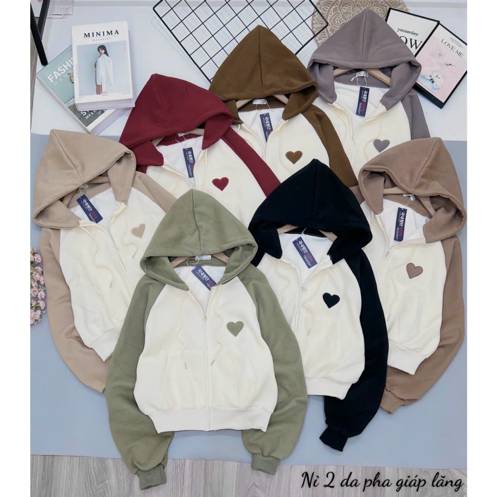 Áo khoác nỉ mũ form ngắn ,phối màu tay logo ngực .