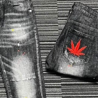 Quần bò jean nam dài đen thêu lá phong đỏ may mắn,mẫu mới hot wash rách vẩy sơn kiểu đẹp,chất co giãn tốt