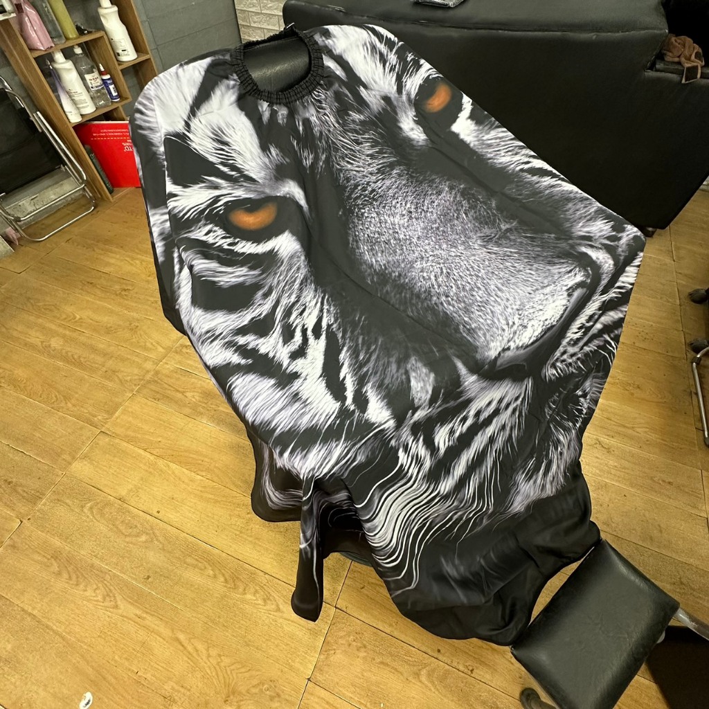 Áo choàng cắt tóc cao cấp đen hoạ tiết hùm xám kích thước chuẩn 1m4x1m6 vải tốt