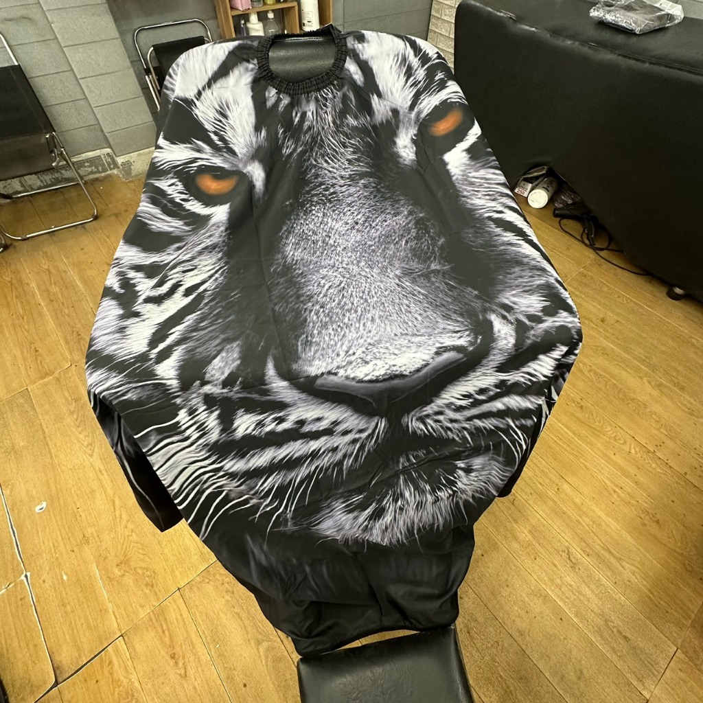 Áo choàng cắt tóc cao cấp đen hoạ tiết hùm xám kích thước chuẩn 1m4x1m6 vải tốt