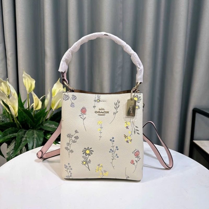 Túi Coach small town bucket with wildflowers✨mẫu coach bucket hoạ tiết hoa xinh xắn , trẻ trung