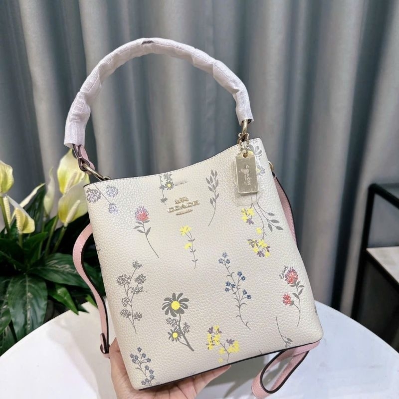 Túi Coach small town bucket with wildflowers✨mẫu coach bucket hoạ tiết hoa xinh xắn , trẻ trung