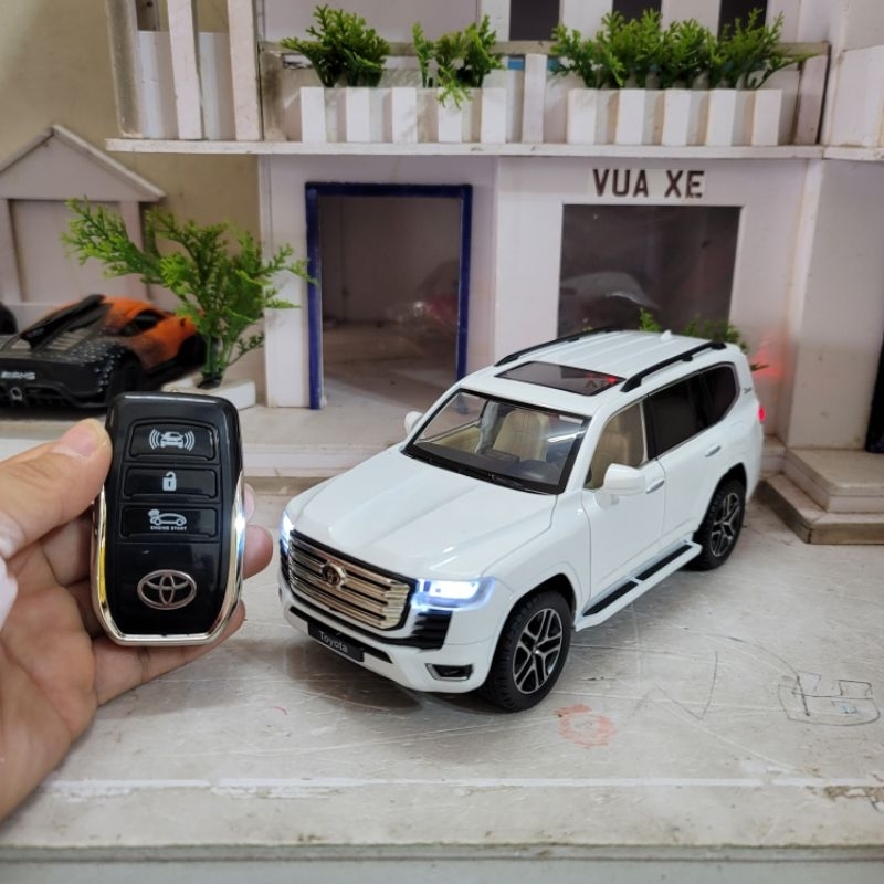 Mô hình xe Toyota Land Cruiser LC300 tỉ lệ 1:24 có khóa thông minh, đề nổ, đánh lái và chạy cót