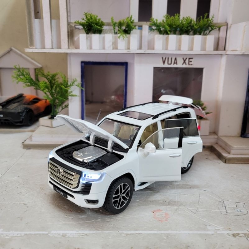 Mô hình xe Toyota Land Cruiser LC300 tỉ lệ 1:24 có khóa thông minh, đề nổ, đánh lái và chạy cót