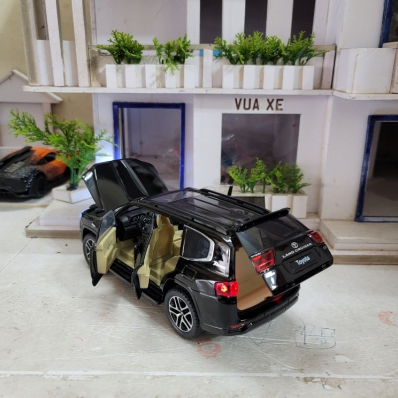 Mô hình xe Toyota Land Cruiser LC300 tỉ lệ 1:24 có khóa thông minh, đề nổ, đánh lái và chạy cót