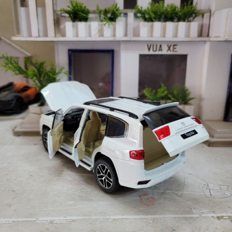 Mô hình xe Toyota Land Cruiser LC300 tỉ lệ 1:24 có khóa thông minh, đề nổ, đánh lái và chạy cót