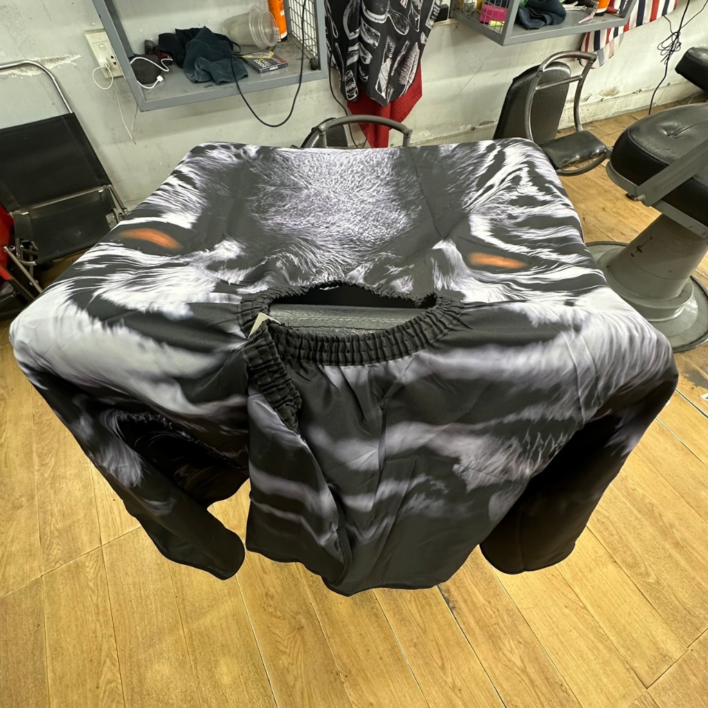 Áo choàng cắt tóc cao cấp đen hoạ tiết hùm xám kích thước chuẩn 1m4x1m6 vải tốt