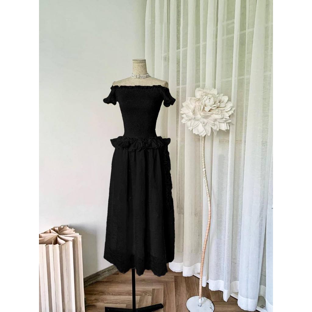 Đầm maxi trễ vai nhún chỉ màu kem/đen NÀNG CLOSET