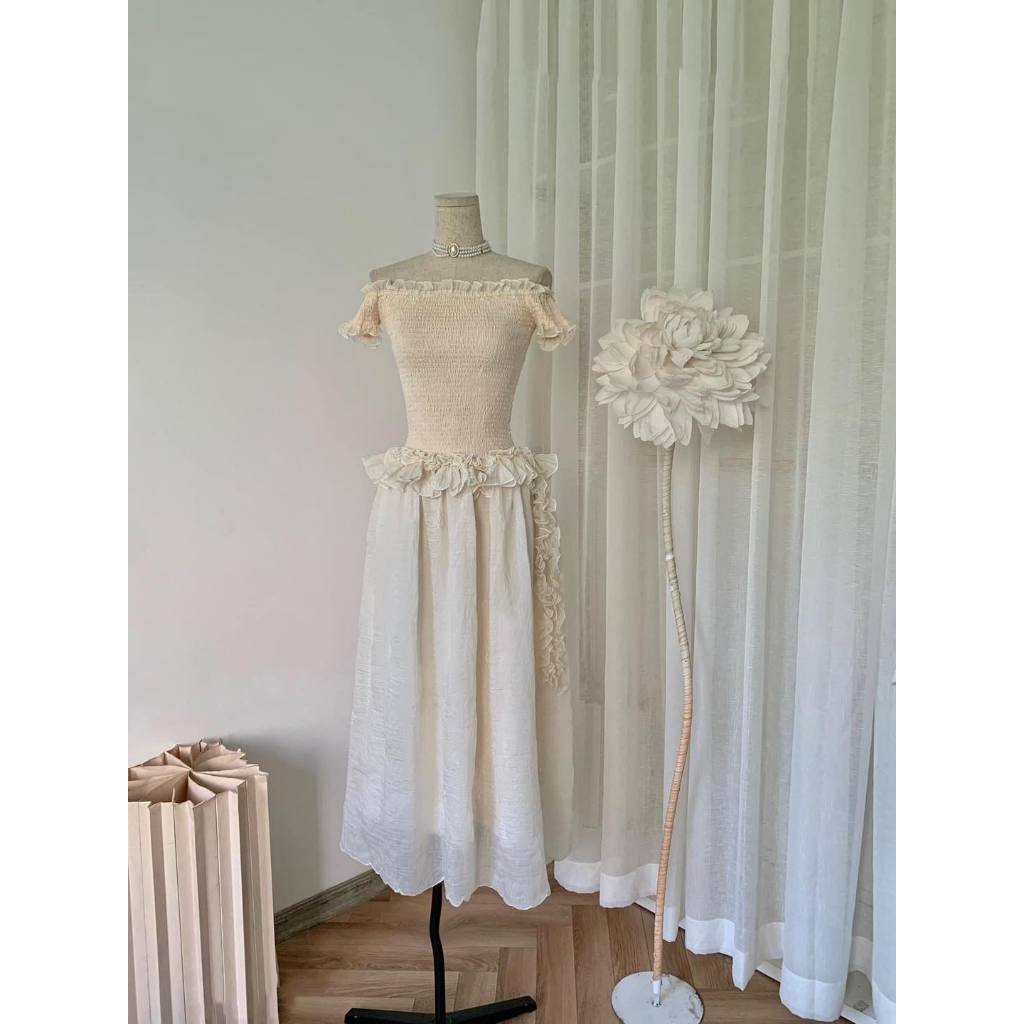 Đầm maxi trễ vai nhún chỉ màu kem/đen NÀNG CLOSET