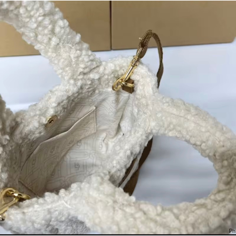 Túi xách UGG vải lông cừu dáng tote kèm quai chéo đủ màu xinh xắn dễ thương