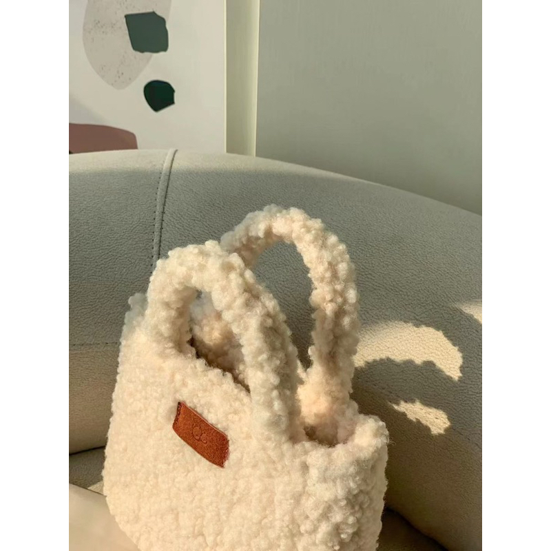 Túi xách UGG vải lông cừu dáng tote kèm quai chéo đủ màu xinh xắn dễ thương