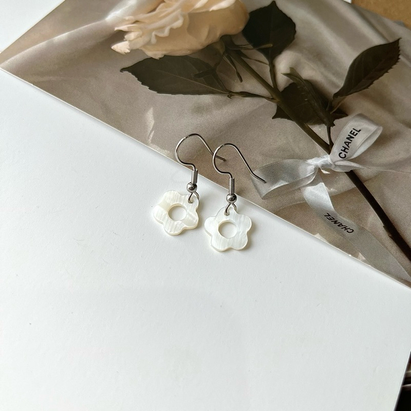 Khuyên Tai Hoa Cúc Xà Cừ Thép Không Gỉ