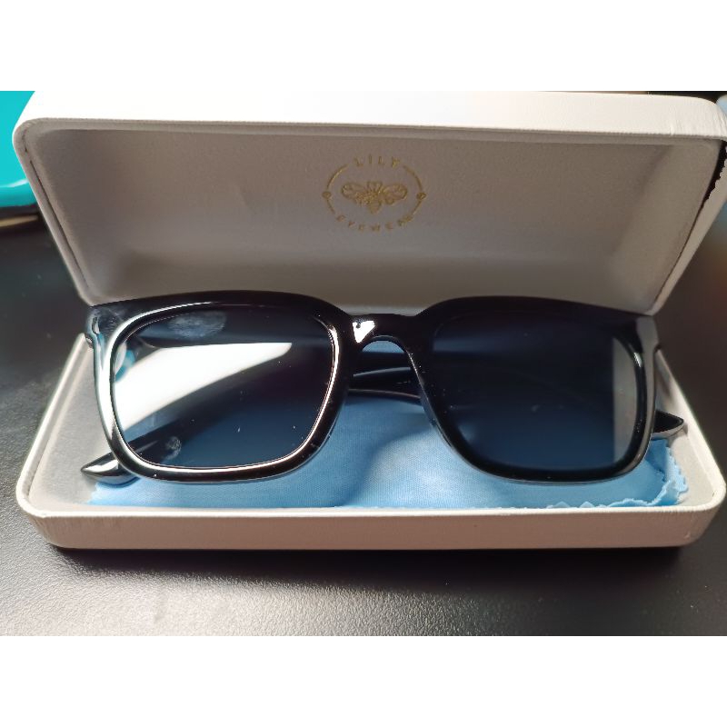 Pass kính râm nhà Lily