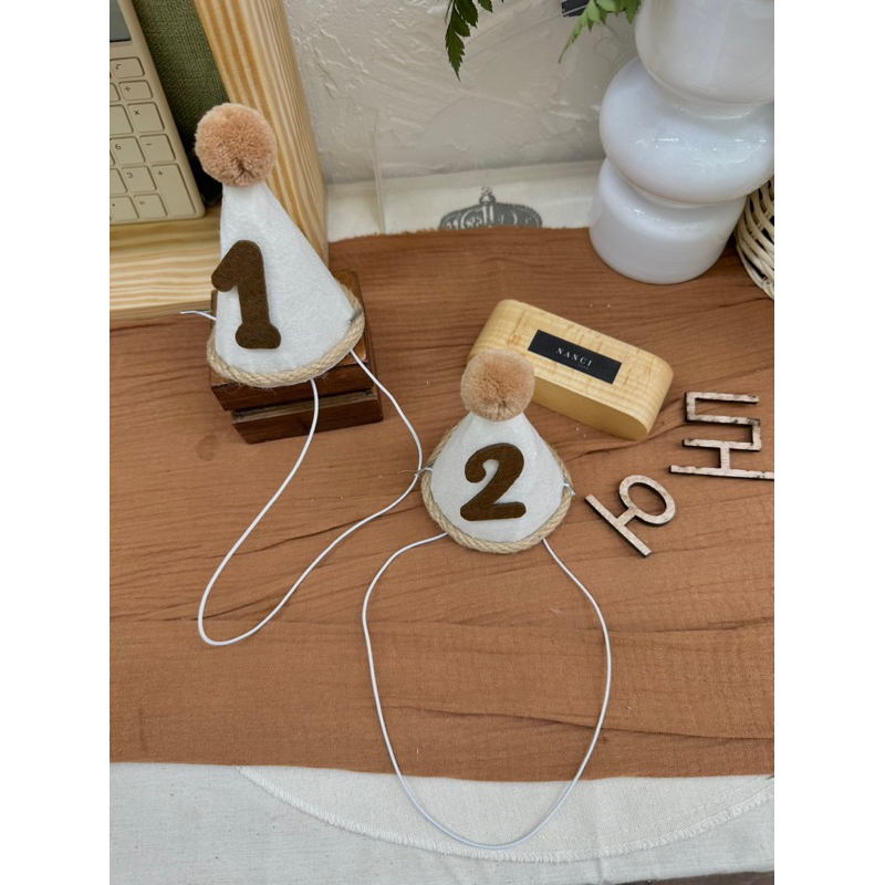 Nón số sinh nhật có quai em bé